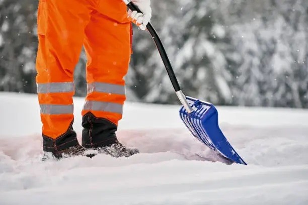 Wybór idealnej łopaty zimowej: twoje narzędzie do walki z śniegiem